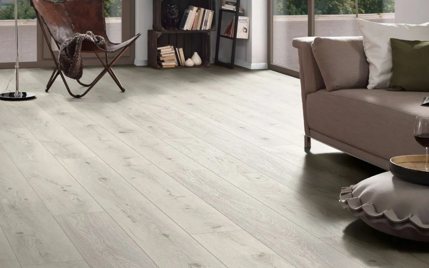 Chantilly Oak, RO, 8 mm, Standard Plank - Room Scene